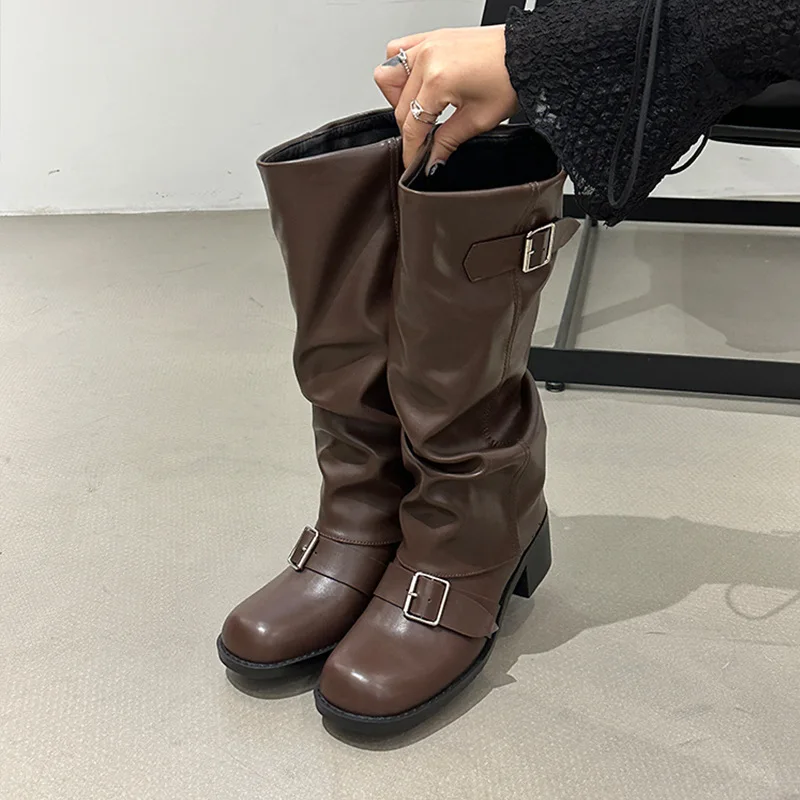 Street Fashion Trend 2025 - Sepatu Bot Wanita Platform Setinggi Lutut